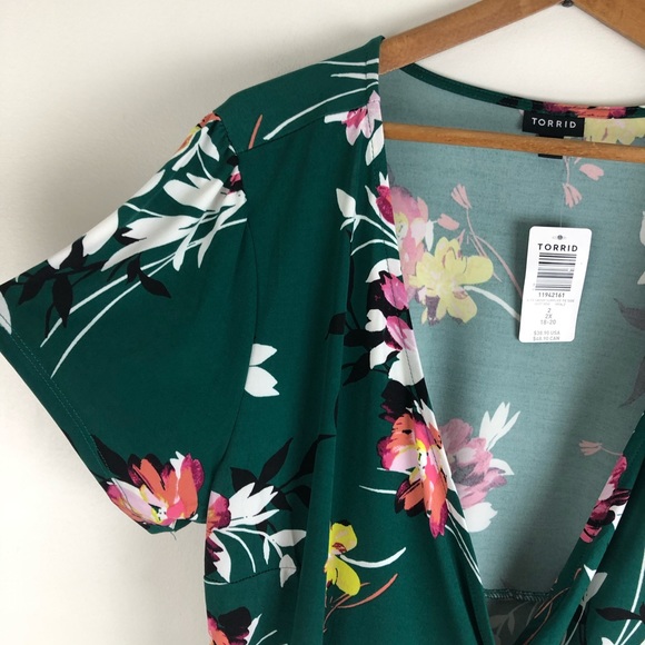 Torrid EMERALD GREEN STUDIO KNIT WRAP TOP x284 292 - Picture 6 of 7